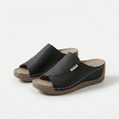 Sandalias de mujer negras con tira ancha y suela de cuña de goma