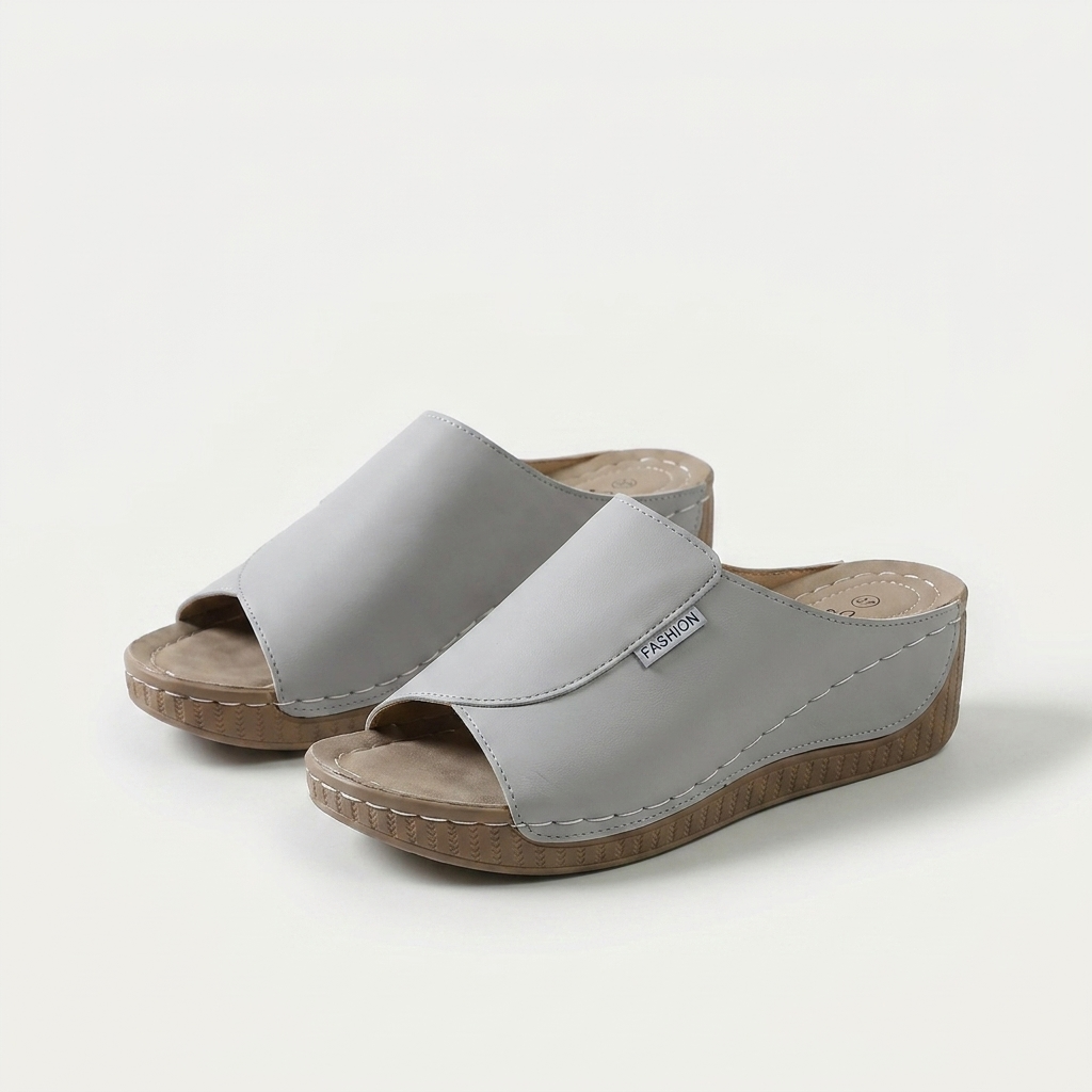 Sandalias de mujer grises claras con tira ancha y suela de cuña