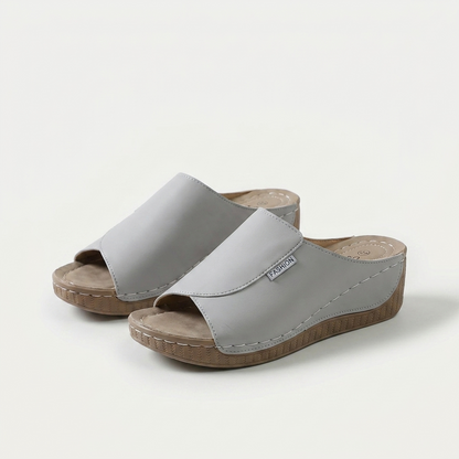 Sandalias de mujer grises claras con tira ancha y suela de cuña