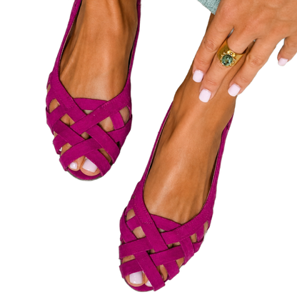 Sandalias trenzadas de ante fucsia con tiras cruzadas y puntera abierta