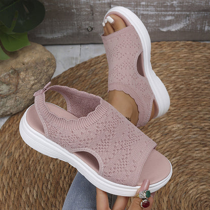 Sandalias ortopédicas confort rosas en primer plano, tejido elástico y suela blanca