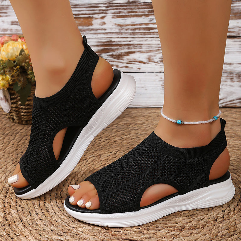 Sandalias ortopédicas negras de malla con puntera abierta y suela blanca de perfil bajo